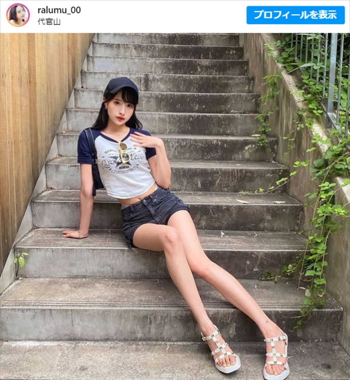 “露出コーデ”が賛否を呼んだ美女モデル21歳、「くびれ際立つ」大胆コーデに騒然「街で見たら気絶する」