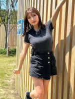 「スタイル抜群」“軽トラ女子”グラドル26歳、ぴっちり“黒Tシャツ×ミニスカ“姿にファンもん絶
