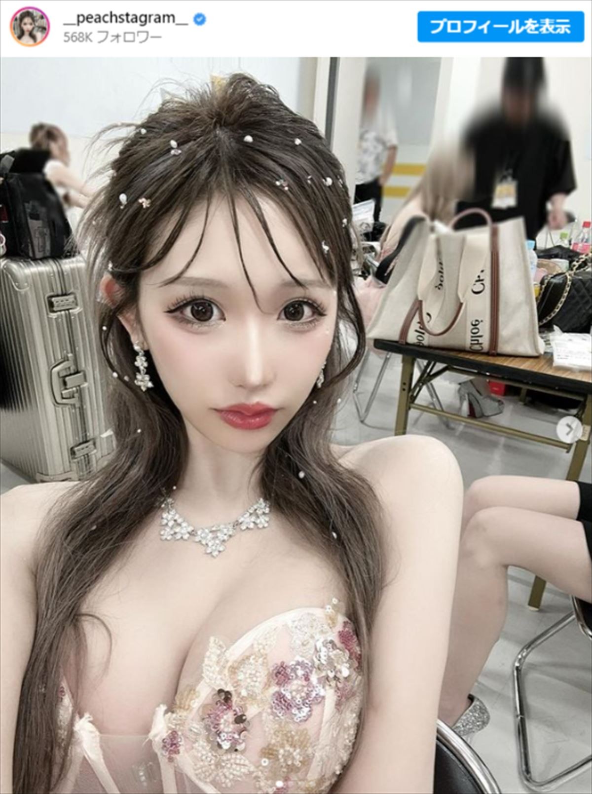 「顔を全部整形してます」23歳“スタイル抜群”ギャルモデル、“ミニ丈タンクトップ”姿にファン興奮