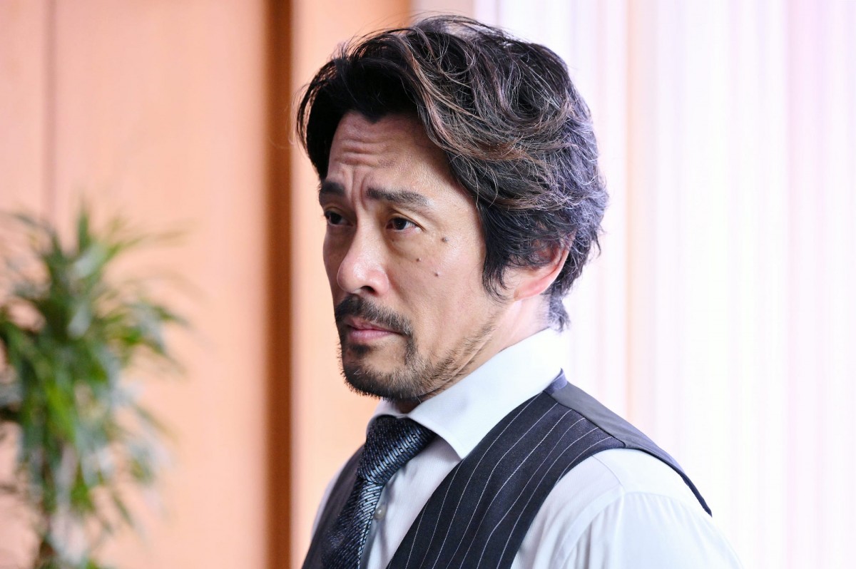 『ブラックペアン シーズン2』第8話　“天城”二宮和也、渡海の仮眠室で1枚の写真を発見