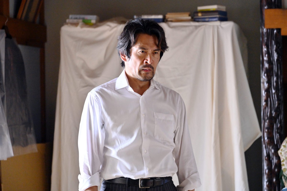 『ブラックペアン シーズン2』第8話　“天城”二宮和也、渡海の仮眠室で1枚の写真を発見