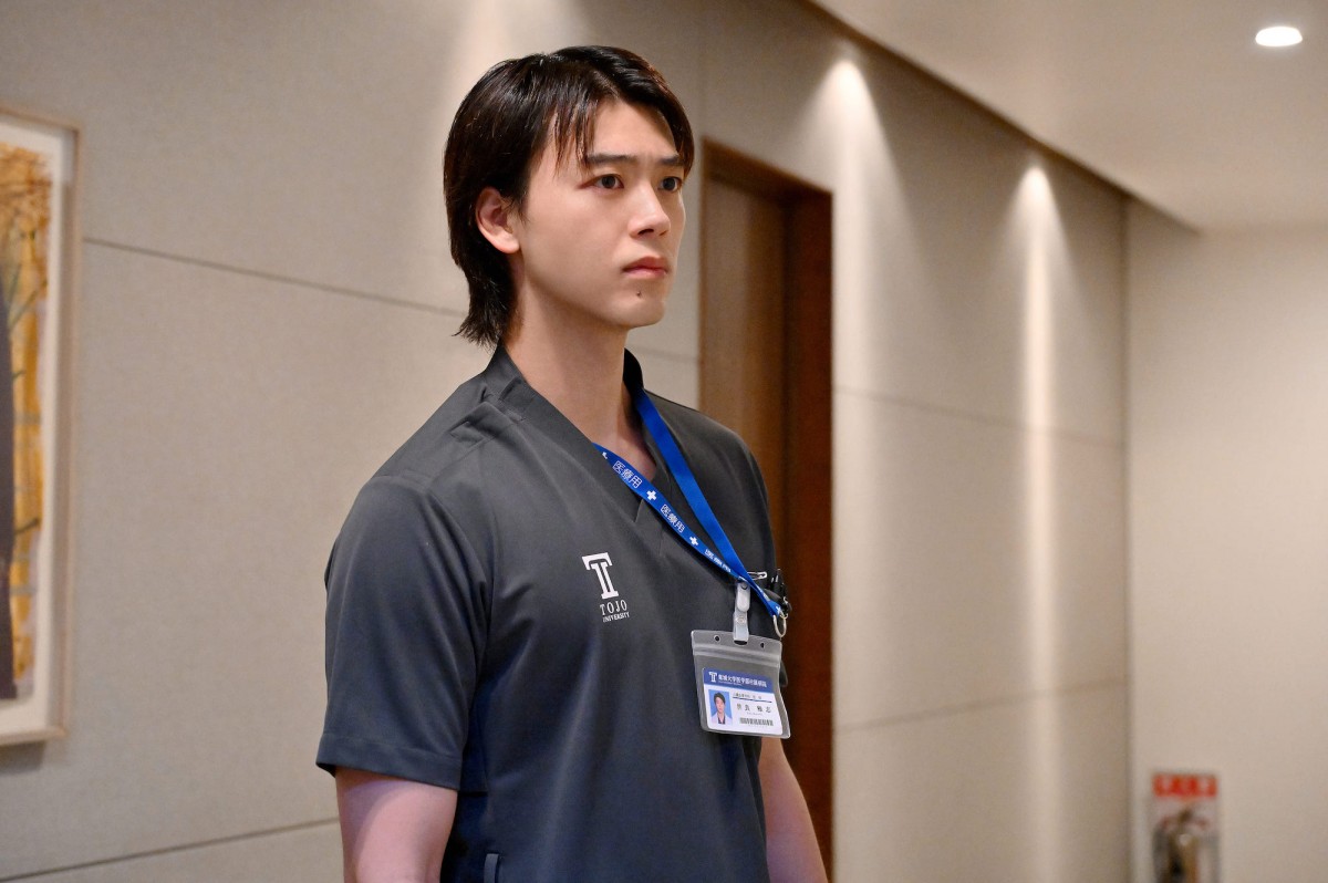 『ブラックペアン シーズン2』第8話　“天城”二宮和也、渡海の仮眠室で1枚の写真を発見