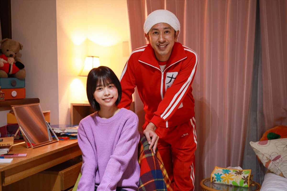 ドラマ『スカイキャッスル』第4話に出演する(左から)梶原叶渚、撮影に同行した父・カジサック