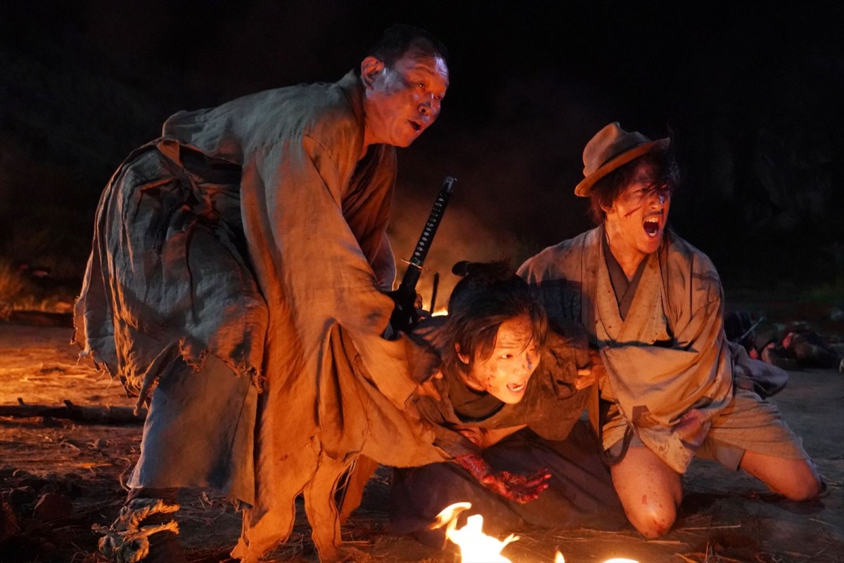 阿部サダヲは狼狽、玉木宏は勝利確信？　『十一人の賊軍』特別映像、場面写真20点＆オフショット解禁