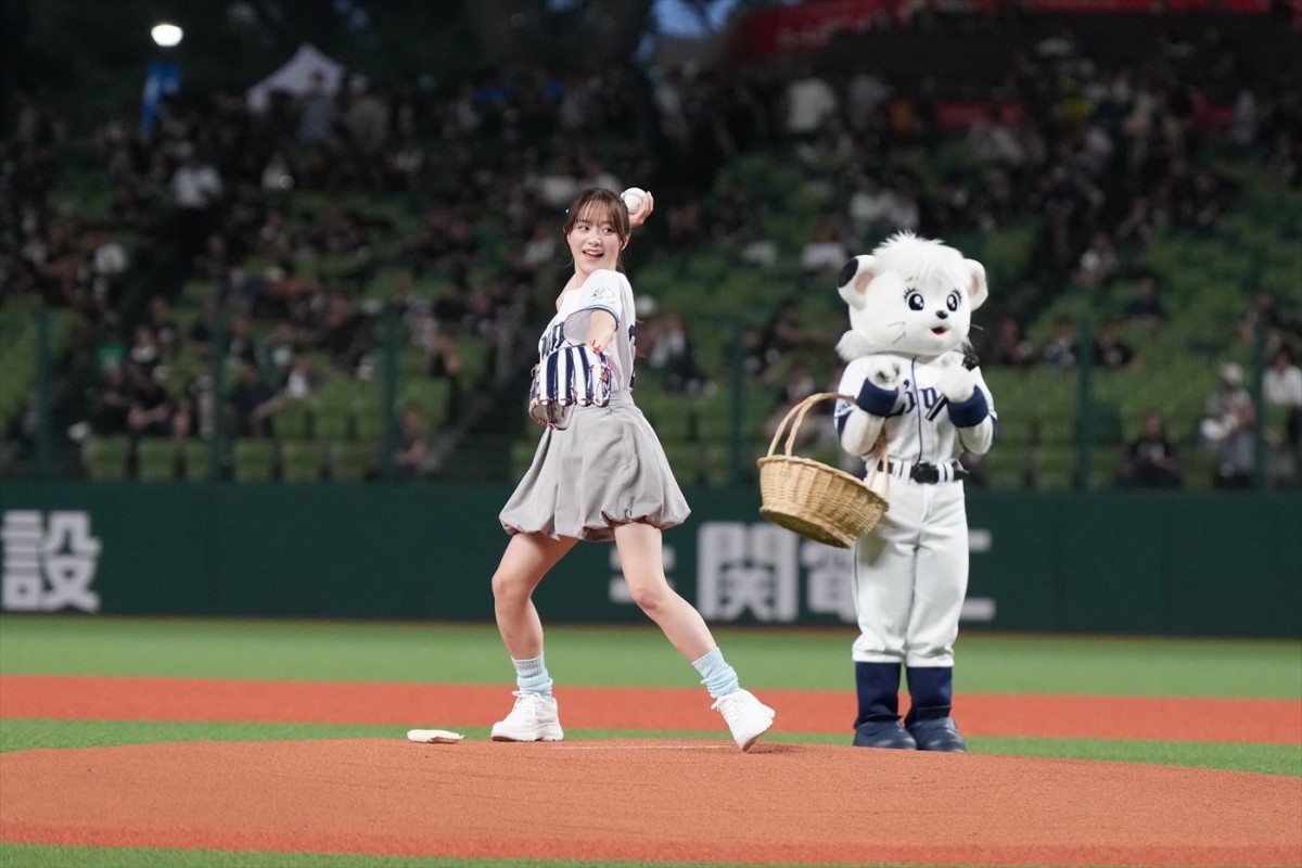森香澄、ポニテ＆ミニスカ姿でマウンドに降臨！　ノーバン投球できず「リベンジしたい」