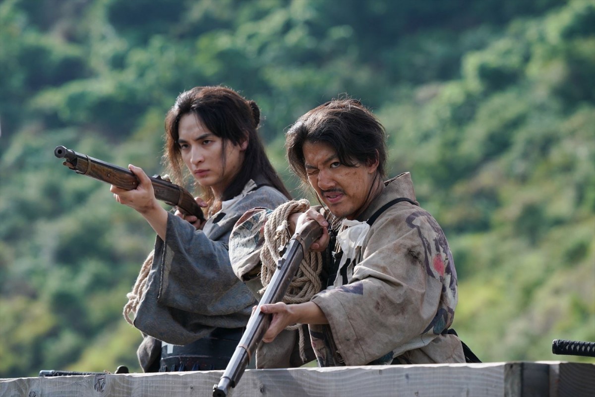 阿部サダヲは狼狽、玉木宏は勝利確信？　『十一人の賊軍』特別映像、場面写真20点＆オフショット解禁