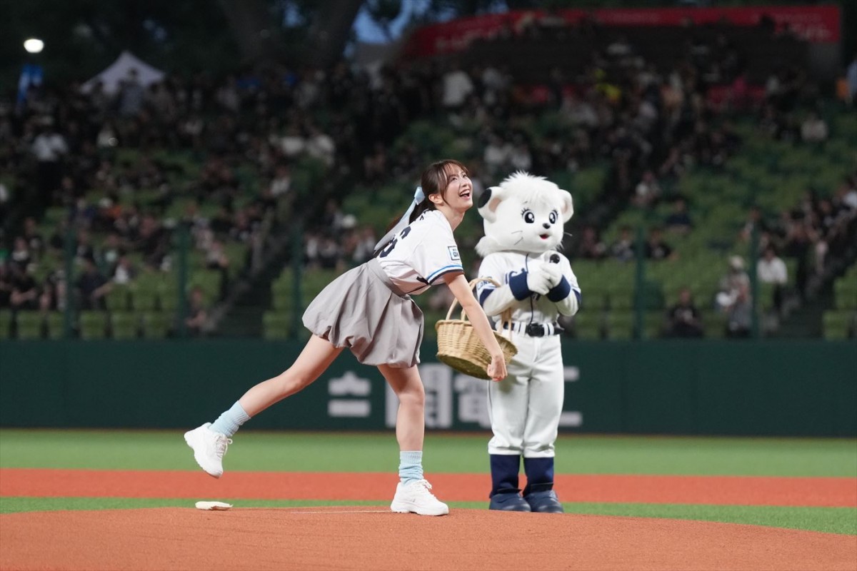 森香澄、ポニテ＆ミニスカ姿でマウンドに降臨！　ノーバン投球できず「リベンジしたい」