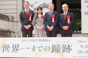 乃木坂46・池田瑛紗、JRA70周年特別展示「世界一までの蹄跡」テープカットセレモニーに登場