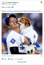 デコピンが大谷翔平の顔をペロペロ　※「ロサンゼルス・ドジャース」公式エックス