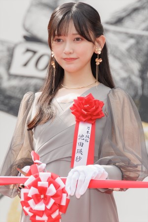 乃木坂46・池田瑛紗、JRA70周年特別展示「世界一までの蹄跡」テープカットセレモニーに登場