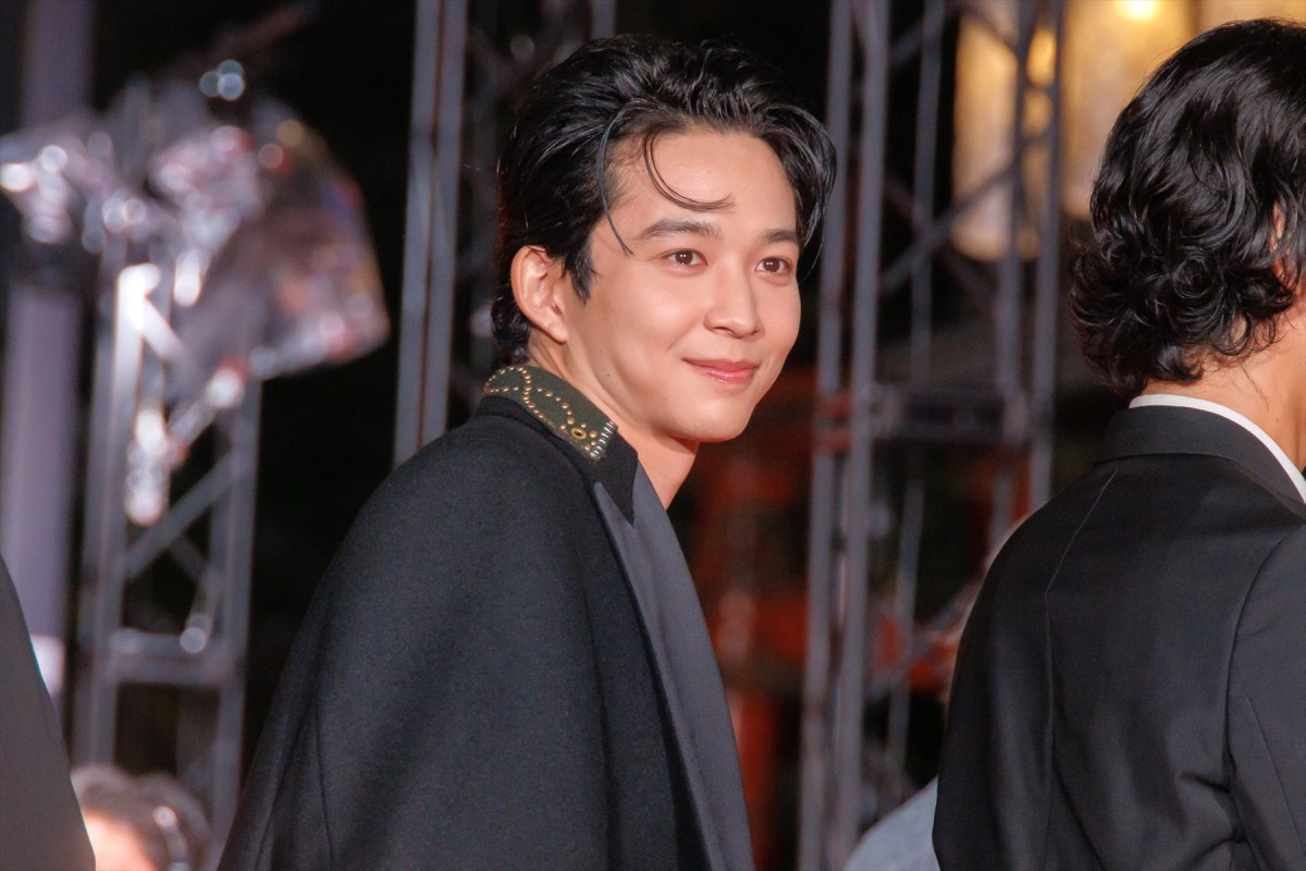 土屋太鳳、オフショルダードレスで登場　出演作公開に「胸がいっぱい」