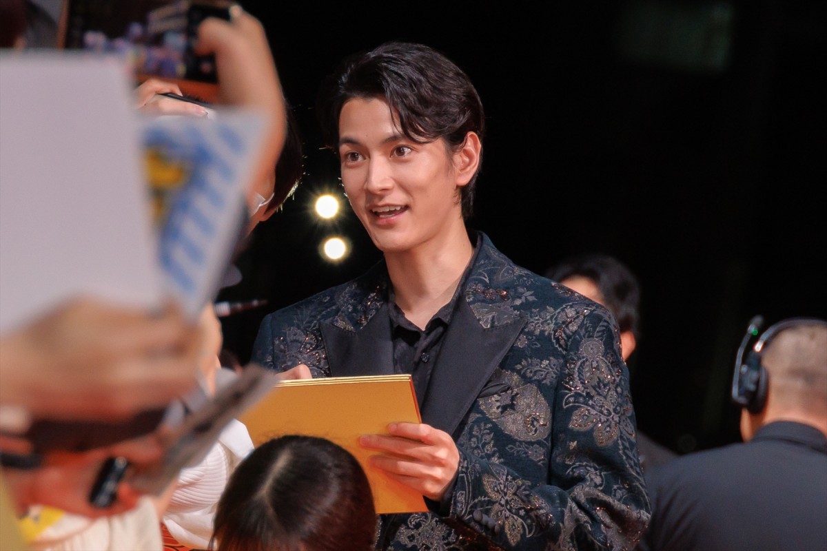 土屋太鳳、オフショルダードレスで登場　出演作公開に「胸がいっぱい」