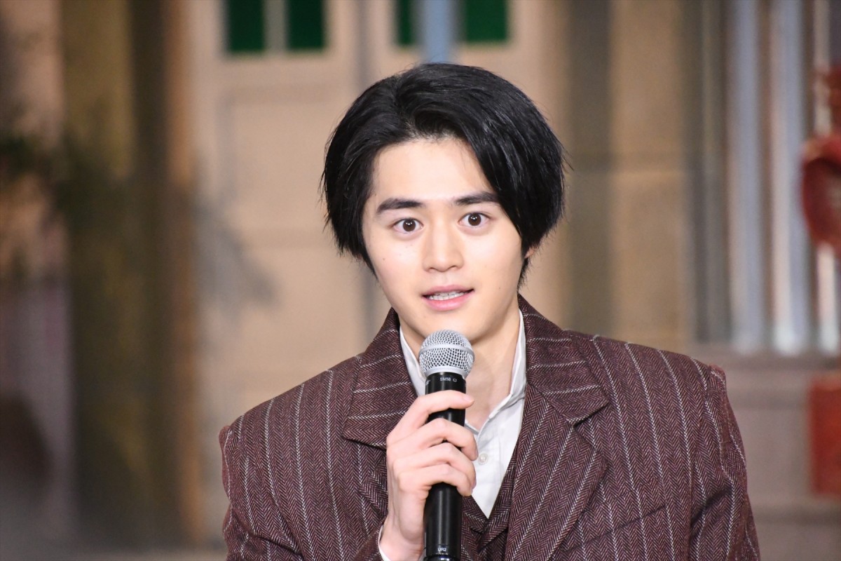 鈴鹿央士、筋トレで背中バキバキ!?「鬼のようになっていると本人は言っています」