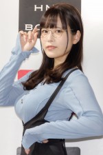 3rd写真集『うみの近く』発売記念会見を行った東雲うみ