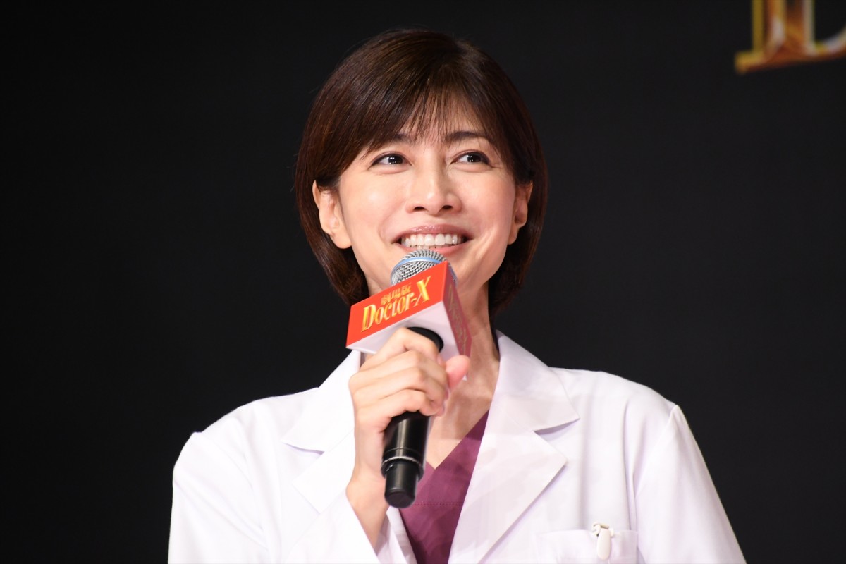 米倉涼子、『ドクターX』ファイナルを発表！　作品への思いが溢れ涙