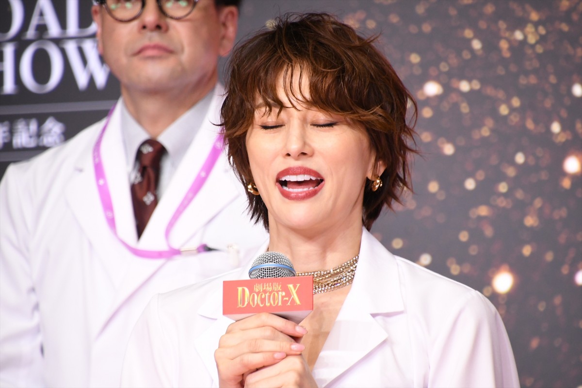 米倉涼子、『ドクターX』ファイナルを発表！　作品への思いが溢れ涙