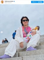  「Toshlさんですか？」　第1子出産のバービー、愛娘との2ショットに驚きの声「面白すぎ」「吹いた」