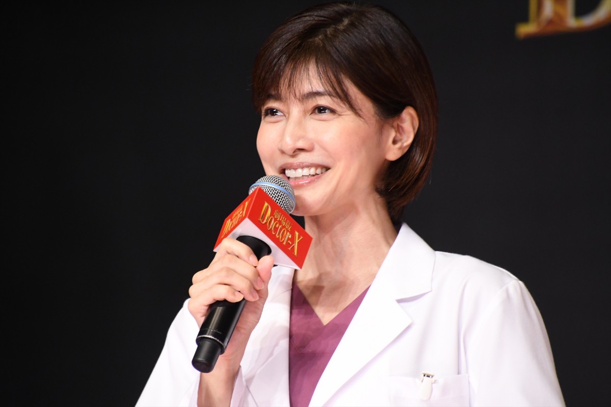 米倉涼子、『ドクターX』ファイナルを発表！　作品への思いが溢れ涙