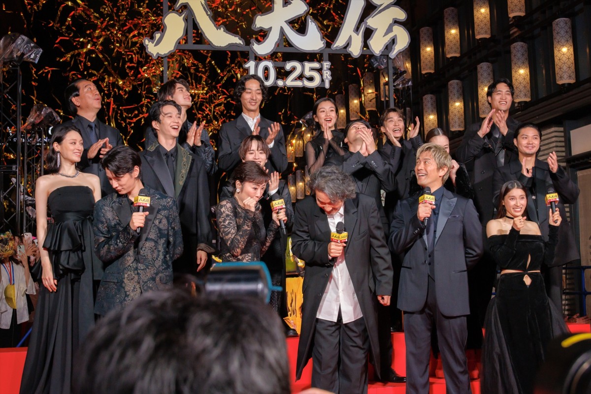 土屋太鳳、オフショルダードレスで登場　出演作公開に「胸がいっぱい」