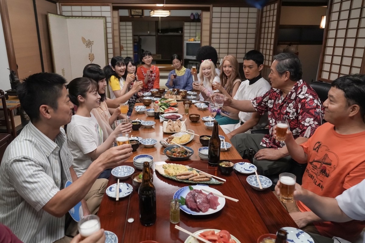 明日の『おむすび』“結”橋本環奈、祖父やギャルたちと糸島フェスティバルの打ち上げを行う