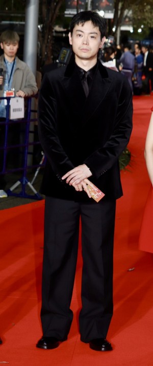 「第37回東京国際映画祭」オープニングレッドカーペットに登場した菅田将暉