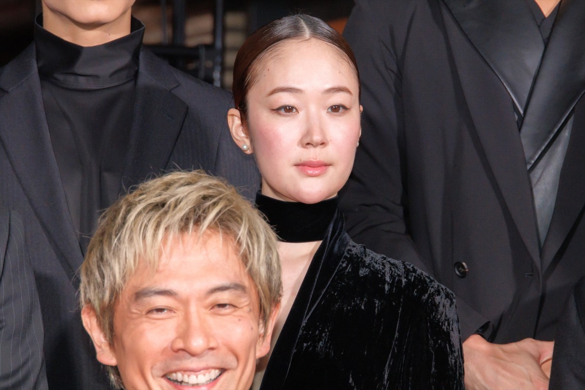 土屋太鳳、オフショルダードレスで登場　出演作公開に「胸がいっぱい」
