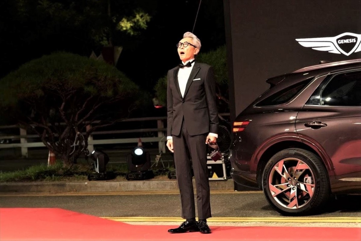 松重豊、釜山国際映画祭で“もぐもぐ顔”披露　『梨泰院クラス』ユ・ジェミョンもサプライズ登壇　新予告も解禁