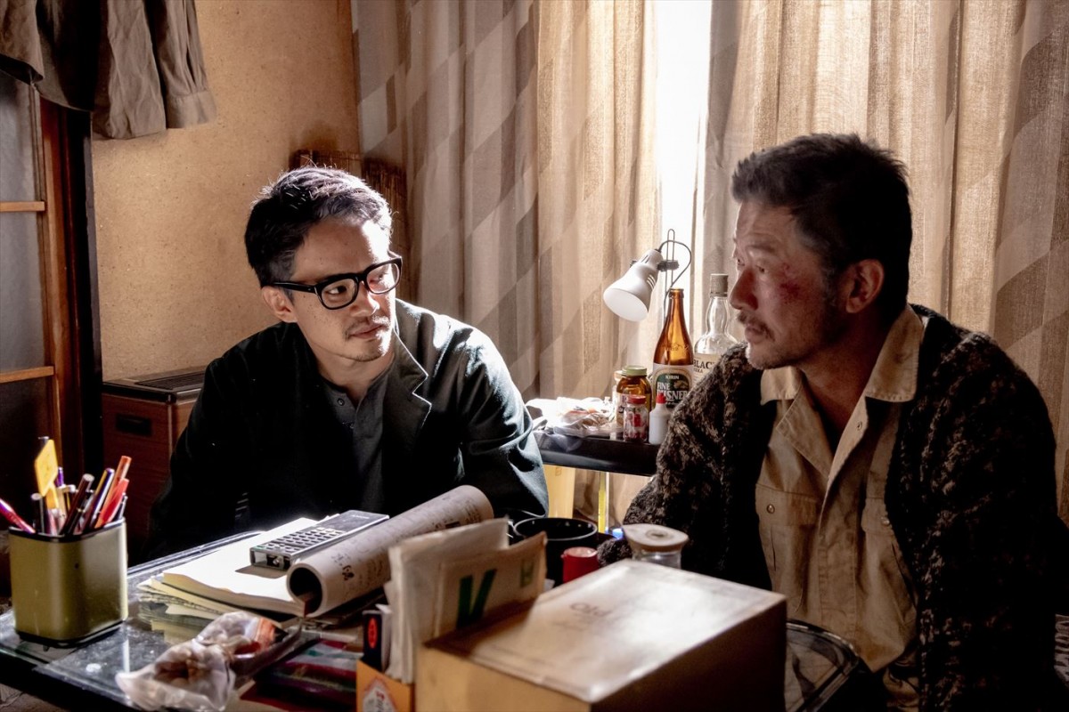 天才写真家を演じた浅野忠信の魅力がさく裂！　映画『レイブンズ』特報解禁