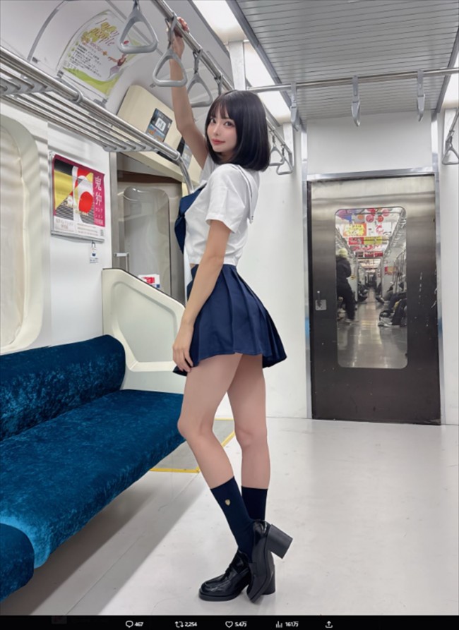 米倉みゆ、制服姿にファン歓喜 ※「米倉みゆ」エックス