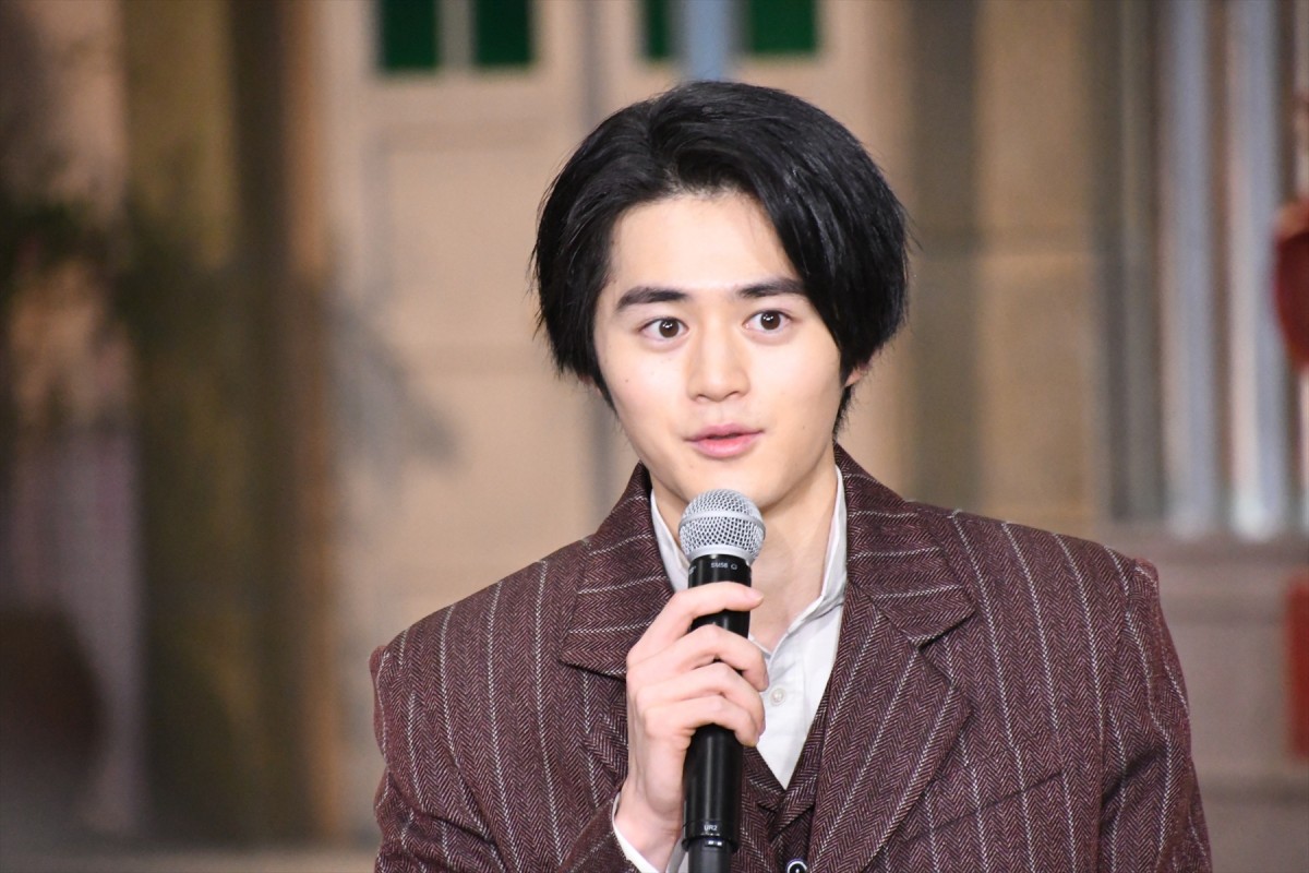 鈴鹿央士、筋トレで背中バキバキ!?「鬼のようになっていると本人は言っています」