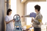 日曜劇場『海に眠るダイヤモンド』より（左から）朝子（杉咲花）、鉄平（神木隆之介）