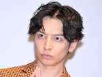 【写真】生田斗真、自転車に乗るクセ強オフショに反響「髪型どうした」