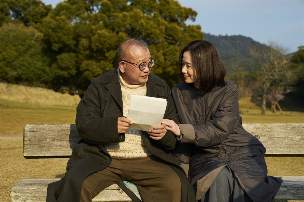 笑福亭鶴瓶＆原田知世演じる夫婦、2人の若かりし頃を演じる重岡大毅＆上白石萌音も！　『35年目のラブレター』場面写真12点解禁