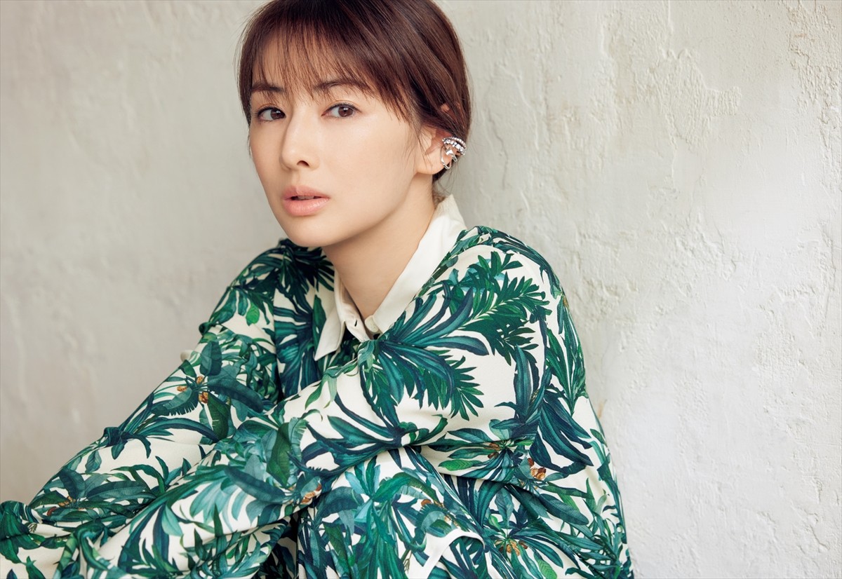 北川景子、「オフィシャルカレンダー 2025」発売決定　表紙＆特典カット6点公開