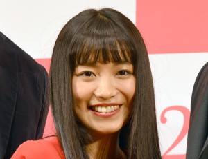 『君と100回目の恋』完成披露舞台挨拶に出席した、miwa