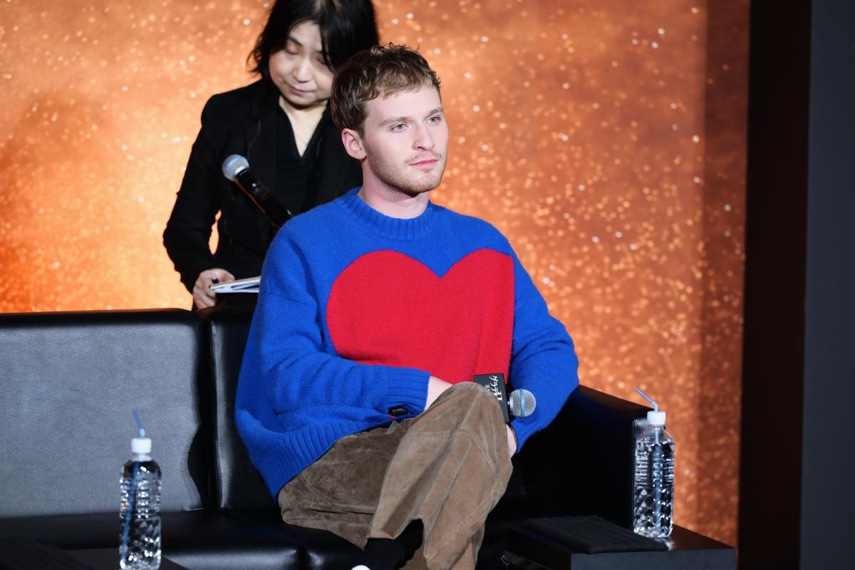 橋本愛、デンゼル・ワシントンに抱き寄せられ「ヤバい！　ダメダメ！」