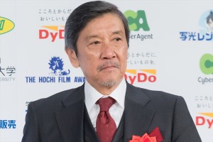 奥田瑛二、「第49回報知映画賞」表彰式に登場