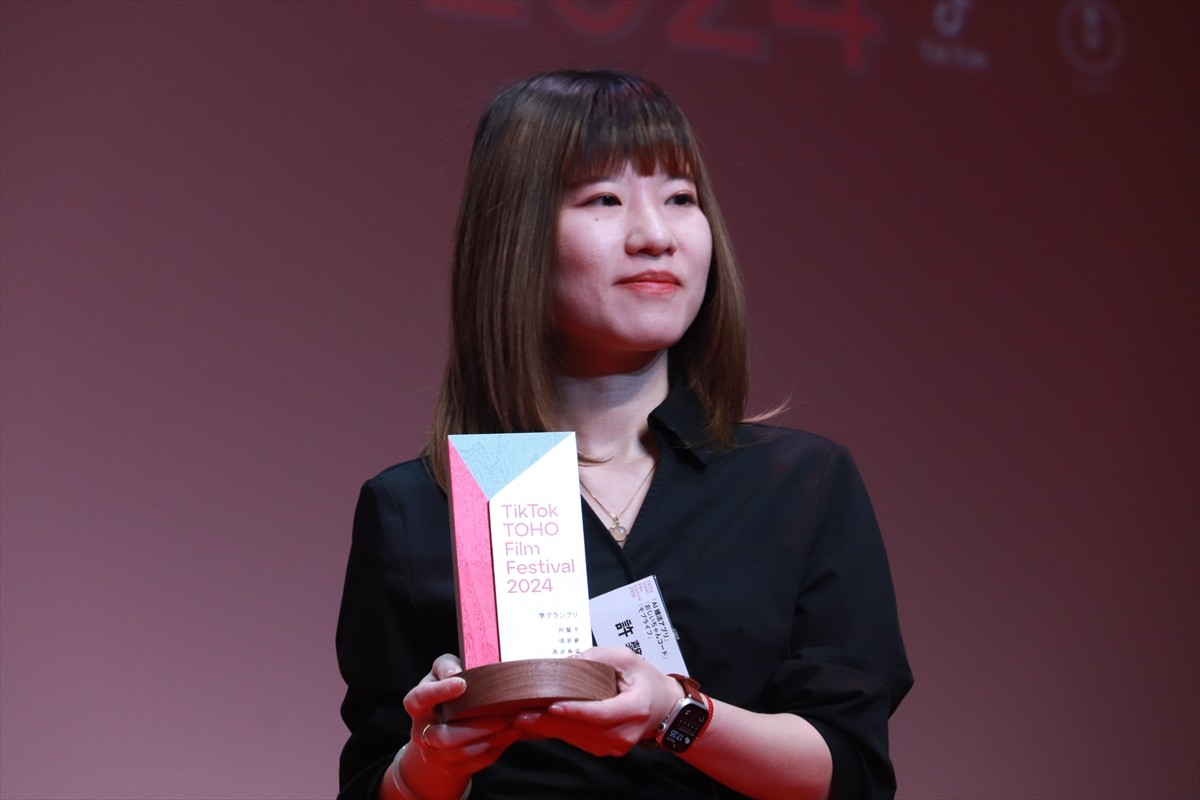 三吉彩花＆齊藤京子＆MEGUMI　華やかなルックで縦型映画祭授賞式に登場＜TikTok TOHO Film Festival＞