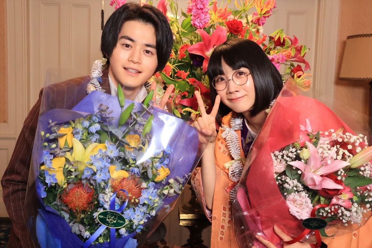 ドラマ『嘘解きレトリック』のクランクアップを迎えた(左から)鈴鹿央士、松本穂香