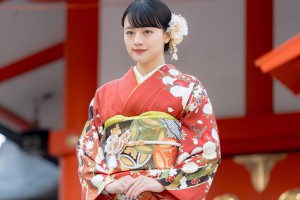 上坂樹里、「エイベックス・マネジメント・エージェンシー 新春参拝＆晴れ着お披露目会」に登場