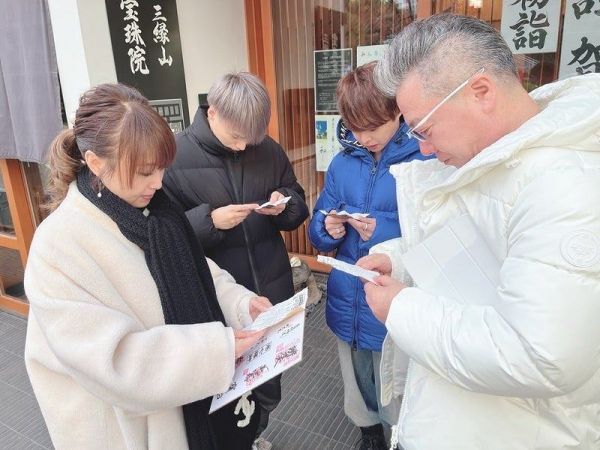渡辺美奈代、長男・矢島愛弥、次男・名月ら家族4人で初詣