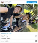 ミニスカートで足の長さが際立つ稲村亜美　※「稲村亜美」インスタグラム