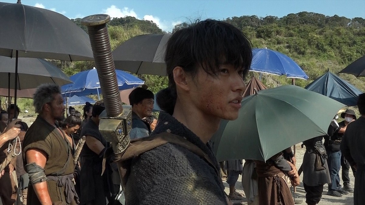 “王騎”大沢たかおの笑い方「ココココ」はアドリブ!?　『キングダム 運命の炎』メイキング映像公開