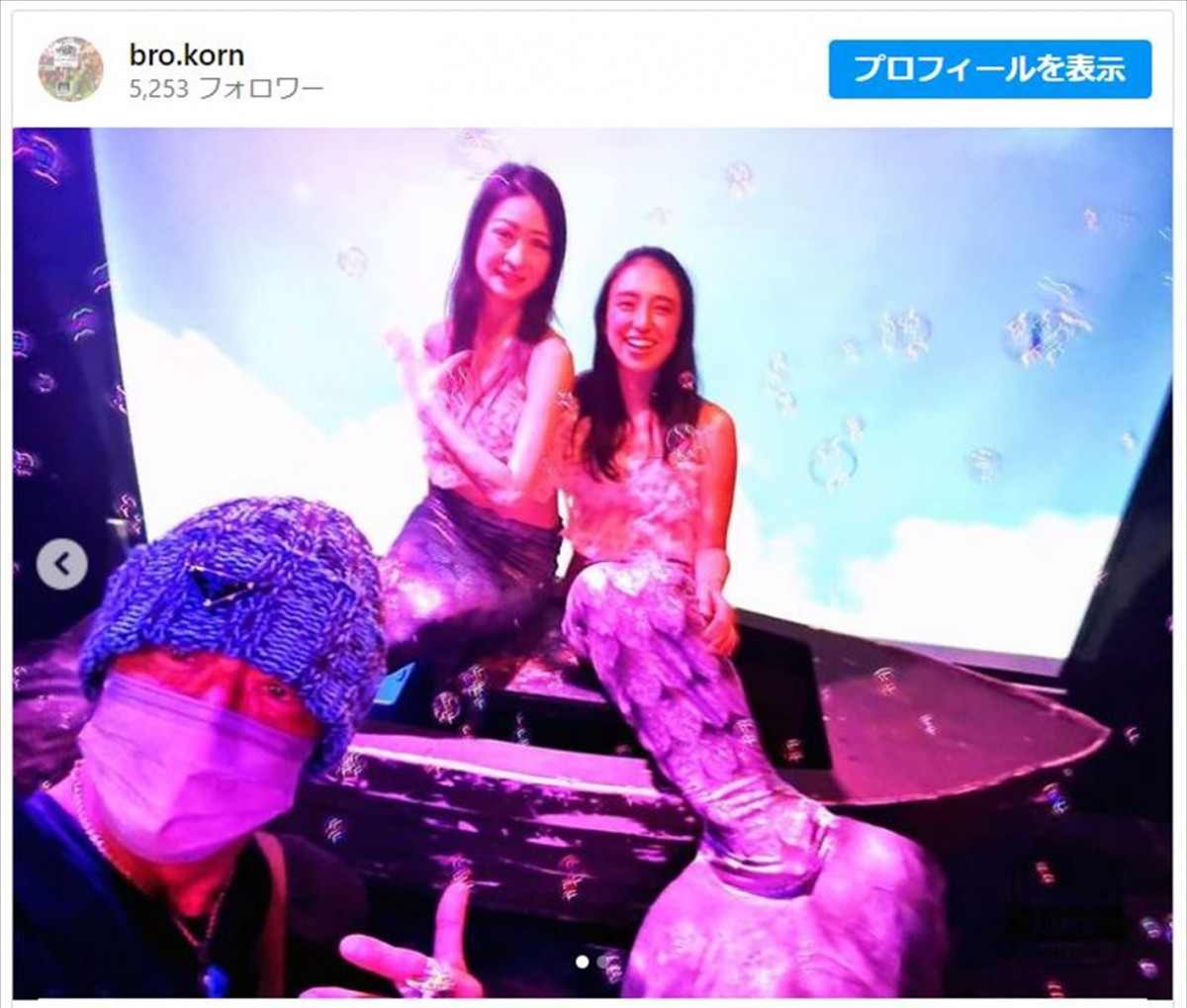 乳がんから復帰予定のブラザー・コーン、長女の出演舞台へ　人魚姿の娘と笑顔も