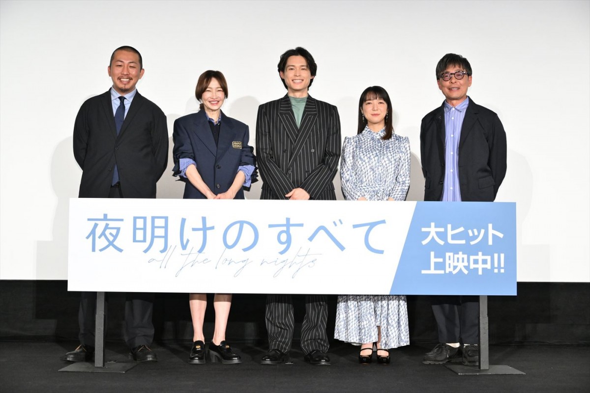 映画『夜明けのすべて』公開記念舞台あいさつより(左から)三宅唱監督、りょう、松村北斗(SixTONES)、上白石萌音、光石研