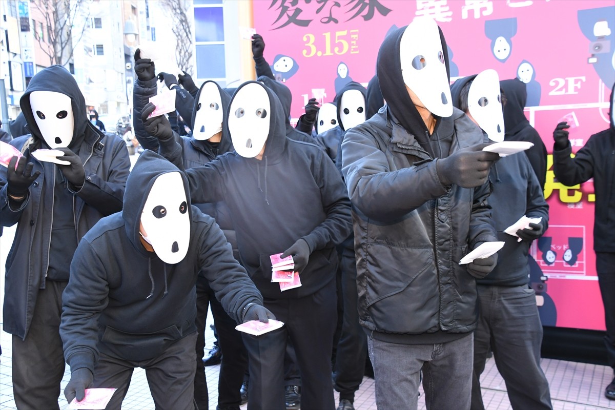 渋谷の街中に間宮祥太朗、佐藤二朗、川栄李奈がゲリラ登場で大歓声！