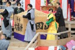 大阪・寝屋川市の成田山不動尊「節分祭」に参加した（左から）水上恒司、伊原六花