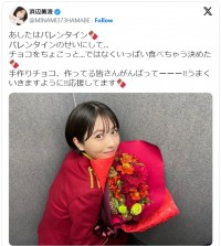浜辺美波、真っ赤なホテリエ衣装がかわいすぎ　※「浜辺美波」エックス
