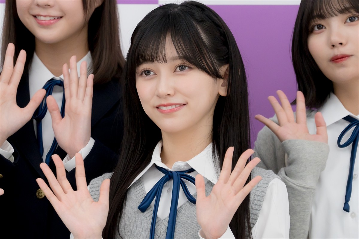 乃木坂46・5期生、齋藤飛鳥に写真集をお渡し「見てくれたらうれしいな」　それぞれのチャームポイントも告白