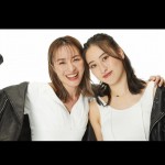 黒の革ジャンを羽織った“リンクコーデ”を決めた新山千春と夫＆娘　※「新山千春」インスタグラム